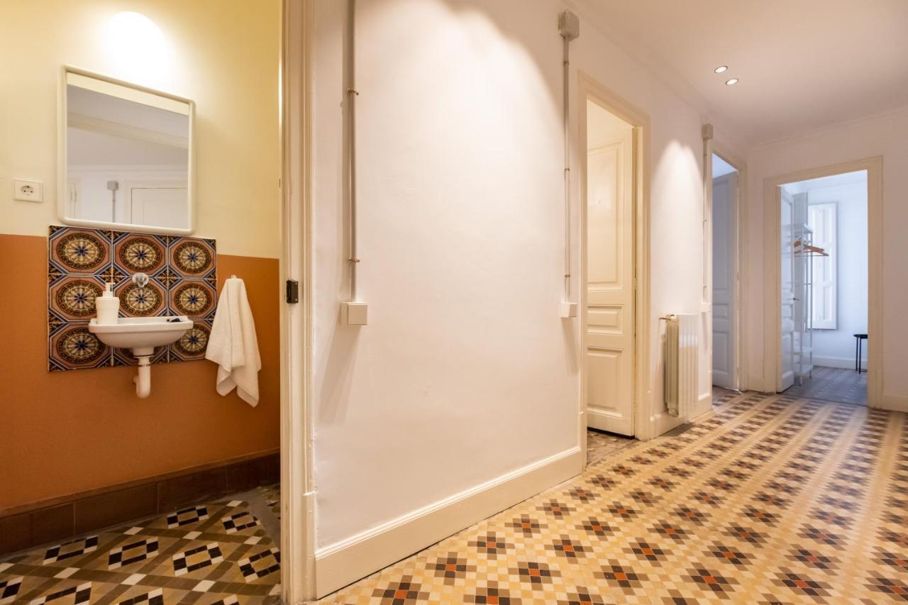B42 - Modernist Apartment For Large Groups In Eixample Barcelona Eksteriør billede
