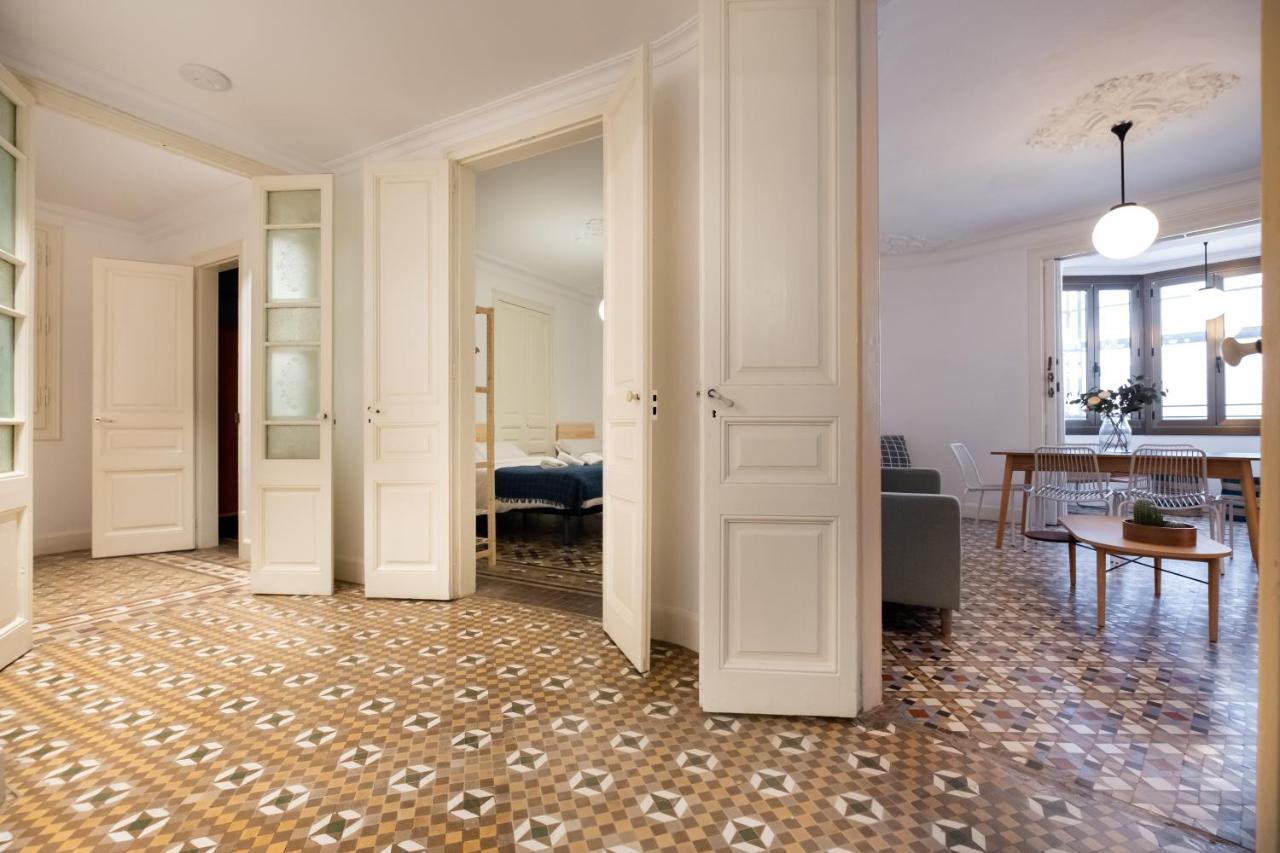 B42 - Modernist Apartment For Large Groups In Eixample Barcelona Eksteriør billede